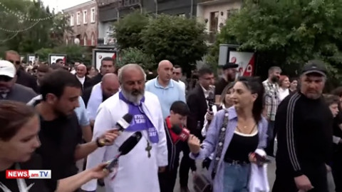 Կոշիկը դրել են երեխու գլխին, 7 հոգով ծեծել են. Բագրատ Սրբազանը` ոստիկանների վայրագությունների մասին