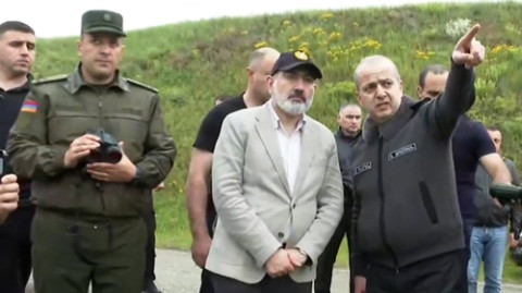 Բան չհասկացա. Փաշինյանը հեռադիտակով դիտարկել է Բաղանիս-Կիրանց սամանազատված տարածքը
