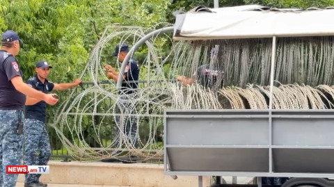 Ոստիկանները փշալար են տեղադրում Դեմիրճյան փողոցում