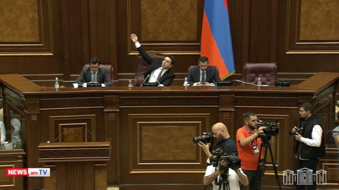 «Դուք էդքան չկաք», «Հանգիստ նստեք տեղներդ», «Զսպեք ձեզ, փողոցում չեք». ԱԺ–ում կրքերը թեժացան