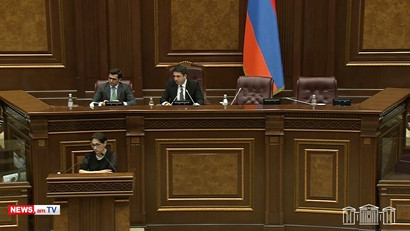 Ձեր «պլինդուզը» հատակից վերցրեք և զբաղեցրեք Ձեր տեղը. Ալեն Սիմոնյանն անջատեց պատգամավորի բարձրախոսը
