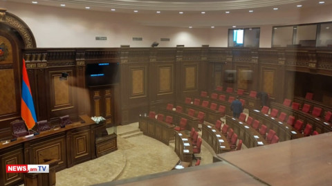 ԱԺ–ում Փաշինյանի անվտանգության աշխատակիցները ստուգում են աթոռները. սեղաններից հավաքել են շշերը