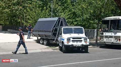 Փշալարեր և հատուկ տեխնիկա Աժ–ի մոտակայքում. նաեւ ոստիկանական նոր ուժեր են բերվում