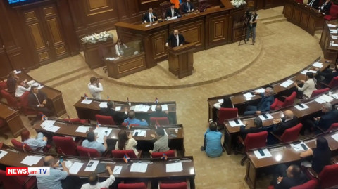 Փաշինյանի պոռթկման պահին ընդդիմադիրները ձեռքերով հարվածում են սեղանին, ՔՊ-ականները՝ ծափահարում