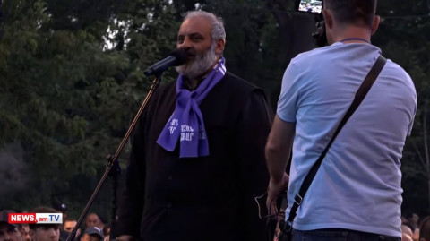 Հեյդարի որդու առջև լկլկում եք, բայց ձեր ժողովրդի վրա ձեռք եք բարձրացնում․ Սրբազանը Փաշինյանի մասին