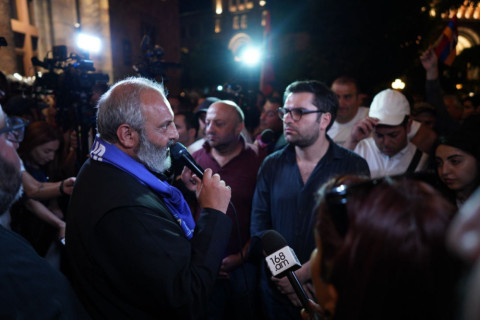 Դու մտածի, կեղծավոր, երկրից չփախչելու մասին. Բագրատ Սրբազանը` Փաշինյանին