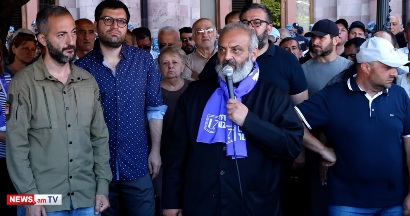 Խուլիգաններ, մարդկանց ծեծում, նվաստացնում եք, է՞դ ա ձեր պատիվը.Սրբազանը՝ ոստիկաններին