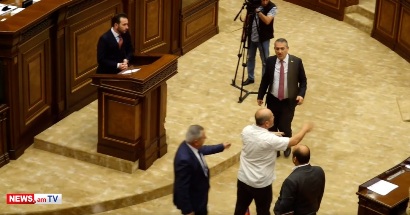 «Դուք ադեկվա՞տ եք»․ Ալեն Սիմոնյանն ու Գեղամ Նազարյանը ԱԺ-ում վիճում են