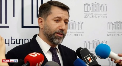 ՀՀ զինանշանը ինձ հարազատ է ու հուզում է. Անդրեասյանը' զինանշանից Արարատ լեռը հեռացնելու մասին