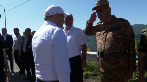 ՊՆ եւ ԱԱԾ բարձրաստիճան պաշտոնյաները շարք են կազմել՝ Փաշինյանին պատիվ տալու համար