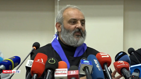Արցախի ռազմաքաղաքական ղեկավարության ձեռքի հացը կերել են, բայց հիմա լռում են, ուրացող չե՞ն. Սրբազան