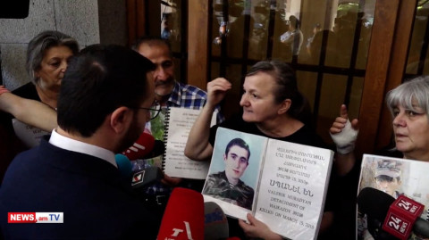 «Հերիք եղավ, բոլ եղավ, մեզ խաբեք, ֆռռացնեք». սեւազգեստ մայրերը հարցեր ունեն Փաշինյանի կառավարությանը