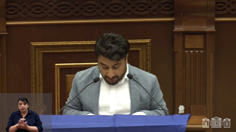 Իշխանամետ Հովհաննես Ազոյանն ԱԺ ամբինոից հայտարարեց՝ Հայաստանը դե ֆակտո ժողովրդավարական երկիր չէ