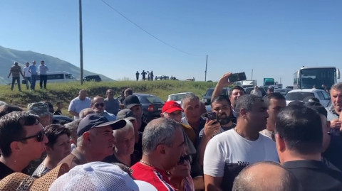 «Մեր վարչապետն ասել ա՝ հարցը լուծելու համար ճանապարհ փակեք». վարդենուտցիները ճանապարհ են փակել. «Հետք»