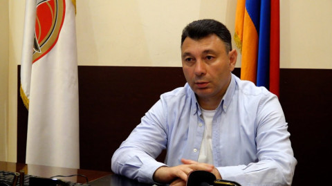 Դե տղա է, թող Բագրատ սրբազանի պես հրապարակը լցնի. Շարմազանովը՝ Փաշինյանին