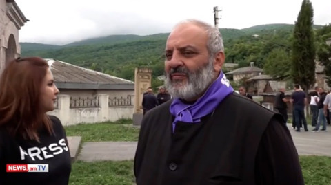 Մեր զինվորները կացարան չունեն ապրելու, բայց պաշտպանության նախարարը 2-3 հատ տուն ունի. Բագրատ Սրբազան