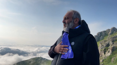 ՀՀ եւ Արցախի օրհներգերը` Նժդեհի շիրիմի մոտ