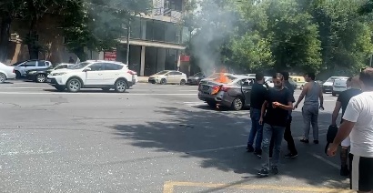 Գրիգոր լուսավորիչ փողոցում մեքենայում հրդեհ է բռնկվել. վարորդն ու ուղեւորը այրվածքներ են ստացել