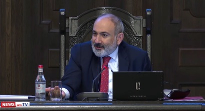 Ի՞նչ ես կռիվ անում, լապատկան բերենք, տիղմը մաքրենք, տես՝ տակը ասֆալտ ա. Փաշինյանը դժգոհեց