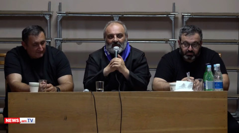 Նա ուզում է ասել, որ, ժողովուրդ ջան, դուք կենդանի եք, դուք մարդկային ոչ մի որակ չունեք. Սրբազան