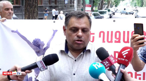 Ահավոր վիճակ է. ժողովուրդն իրար է ջարդում, գիշերվա 5– 6–ից գնում , հերթ են կանգնում. չարենցավանցի