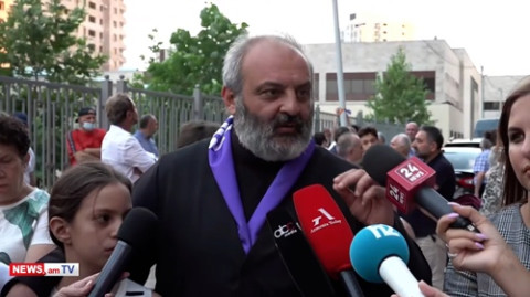 Հեյդարի որդուն էլ, նրա դեսպանին՝ նեռին էլ եմ ասում` քանի մենք կանք, իրենց ուզածը չի լինելու. Սրբազան