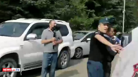 «Մեր անձնագրայինը մի փակեք». չարենցավանցիները հանդիպում են պահանջում Կոտայքի մարզպետի հետ