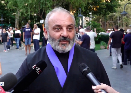 Երկիրն ավերել են ու համարում են, որ պատմական հնարավորություն է խաղաղություն կնքելու. Բագրատ Սրբազան