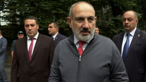 3–րդ բանակային կորպուսի շտաբ մտա, սաղ մուտքի դեմը փոս է. Փաշինյանը բողոքեց