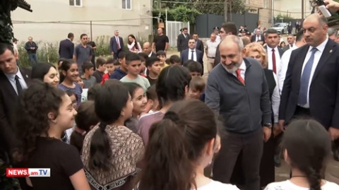 Բարեւ Ձեզ երեխեք, գո՞հ եք ձեր բակից. Փաշինյանը Բերդում էր