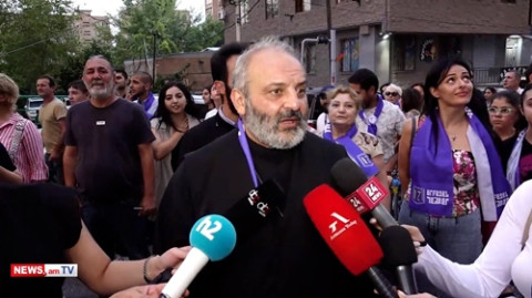 Վահե Ղազարյանը գումարներ է դնում թրի վրա, էն մյուսը հեծանիվ է քշում, կառավարություն չկա. Սրբազան
