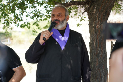 Հասկանո՞ւմ եք թմրամիջոցն արդեն ուր է հասել, Եռաբլուր. Բագրատ Սրբազան