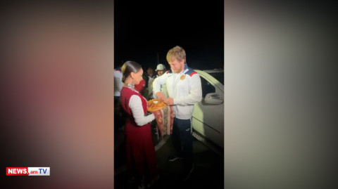 Գյումրիի մուտքի մոտ դհոլ-զուռնայով դիմավորեցին Արթուր Ալեքսանյանին եւ մյուս մարզիկներին