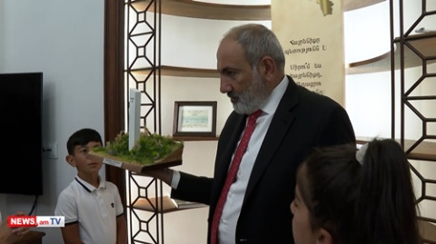 Փաշինյանը դպրոցական երեխաներին ցուցադրեց Կիրանցի «սահմանազատման սյան մակետը»