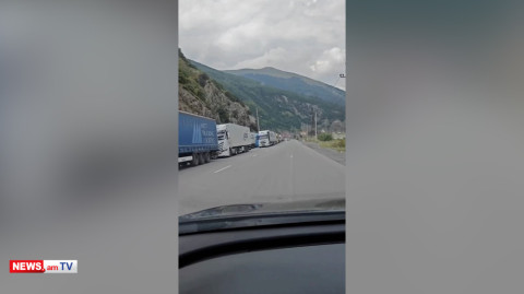 Կիլոմետրանոց հերթեր Վերին Լարսում