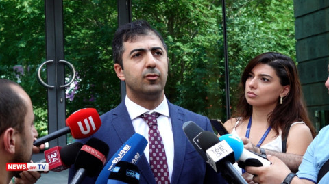 Հրայր Թովմասյանին արգելել են նիստերի դահլիճում գտնվել, քանի որ հրահանգել են ձեռքին եղած խաչը դնել գրպանը. պաշտպան