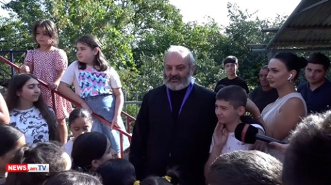 Բագրատ Սրբազանը գիտելիքի օրվա առթիվ գրենական պիտույքներ է նվիրում Կիրանցի երեխաներին