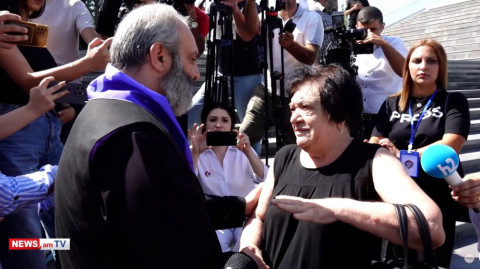 Մեր դրախտ Արցախը շան բերանը տվեցին. հուզված կինը՝ Բագրատ Սրբազանին