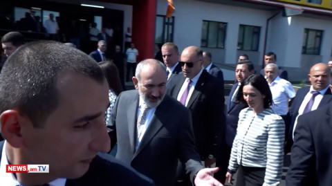 Կիրանցի սահմանամերձ դպրոցում Փաշինյանը շրջում է մեծ թվով թիկնապահների ուղեկցությամբ