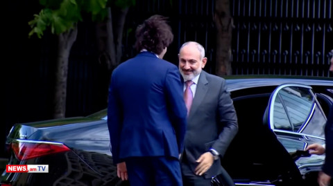 Ինչպես է Իրակլի Կոբախիձեն դիմավորում Նիկոլ Փաշինյանին