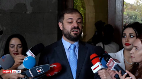 Պապոյանը կորցրեց ինքնատիրապետումը, երբ հարցրին՝ ինչու էր Փաշինյանը գրկել Էրդողանի գիրքն ու ժպտում