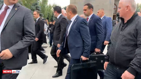 Թիկնապահներով շրջապատված Ալեն Սիմոնյանն ու Սուրեն Պապիկյանը հրաժարվեցին հարցերի պատասխանել