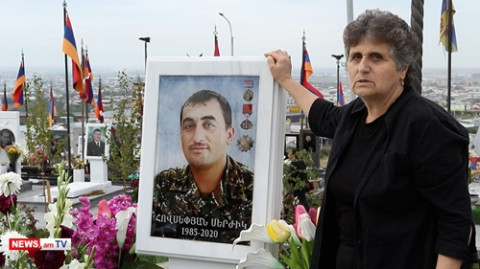 «Ես մնացի արցունքներով, որդիները՝ որբ, կինը՝ այրի». զոհված զինծառայողի մայր