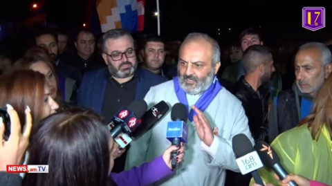 Այս ոստիկանապետը ծառա է. իրենք են օրենք խախտողները.Բագրատ Սրբազանը Հանրային հեռուտաընկերության մոտ է