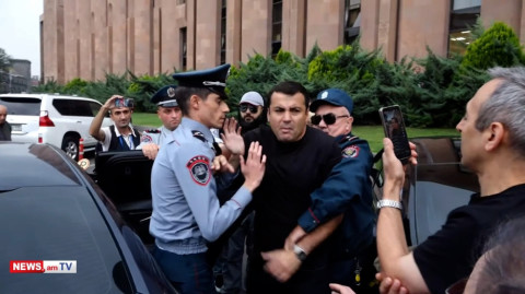 «Մի բրդի». ոստիկաններն ակտիվիստին փորձում են բերման ենթարկել վրացական պետհամարանիշով մեքենայով