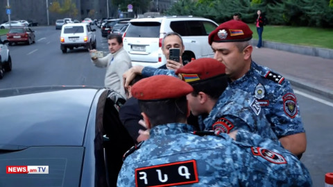 «Կանդալե՞նք, թե՞ կմտնես». կարմիրբերետավորներն ուժով բերման ենթարկեցին Արթուր Չախոյանին