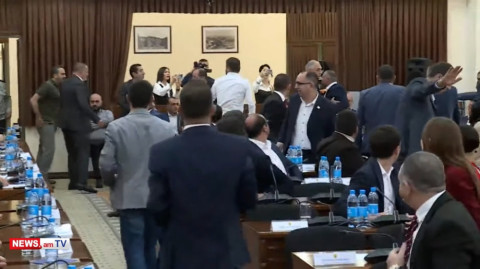 Անամոթներ. ավագանու նիստում իրավիճակը կտրուկ լարվեց, ՔՊ–ականները «հարձակվեցին» Մարությանի թիմակցի վրա