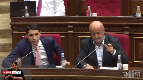 «Ձեր թաղը չի էս», «Արա–ն ո՞րն ա» Քյարամյանի տղայական պահվածքն ԱԺ–ում, Աղազարյանը հունից դուրս եկավ