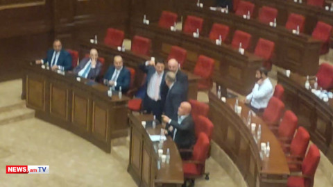 Լարված իրավիճակ ԱԺ–ում. Քյարամյանին Սասուն Խաչատրյանը մի կերպ հեռացրեց Հովիկ Աղազարյանից