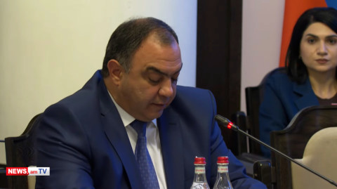 ՆԳ նախարար Վահե Ղազարյանը մի կերպ, կմկմալով է կարդում որոշման նախագիծը